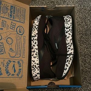 Brooks REVEL 4 Running shoes.